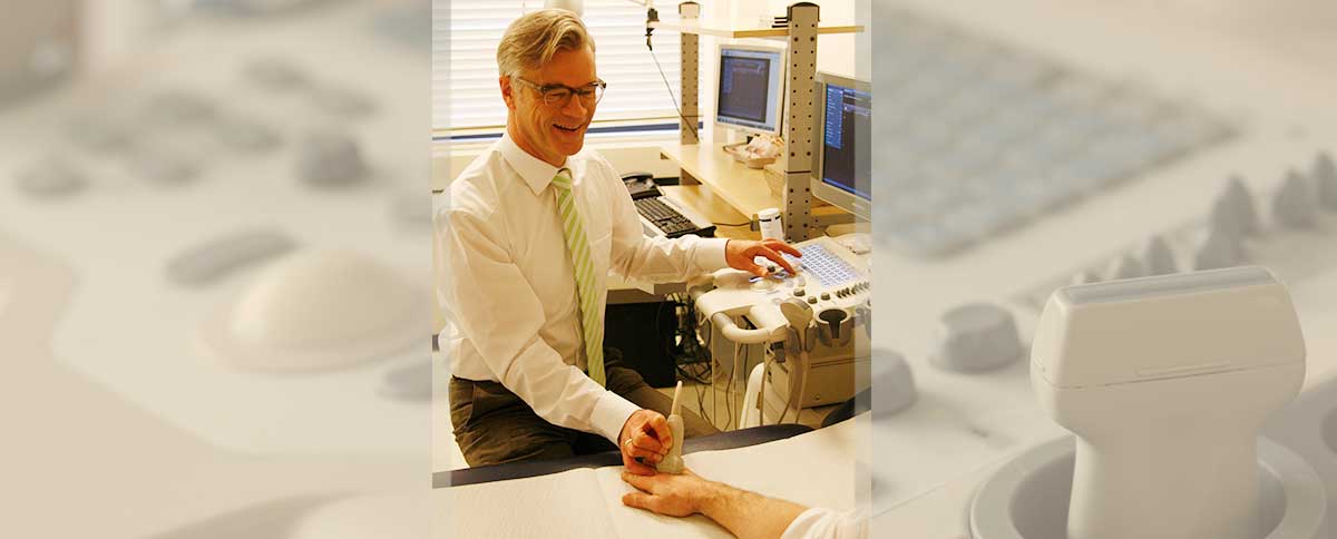 Dr. Teipel bei einer Ultraschalluntersuchung der Gelenke